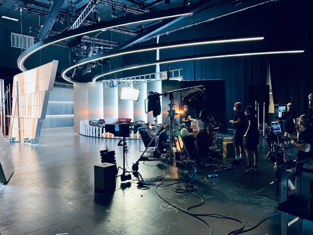 Jez Smith on set - behind the scenes 116